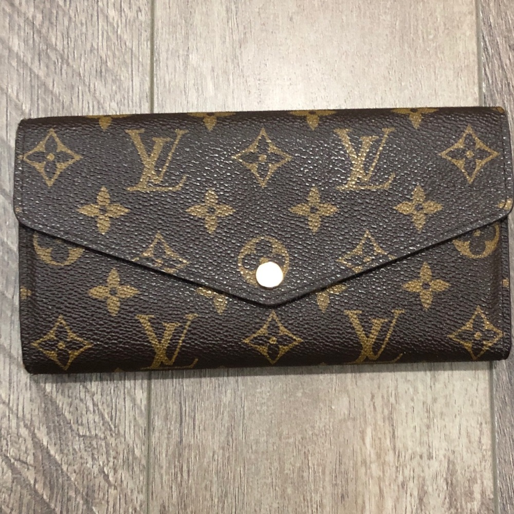 Authentic Louis Vuitton sarah wallet!